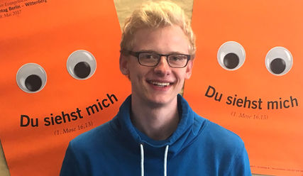 Er snapt als Helfer: Maxi (19) ist einer von kirche-hamburgs Social-Media-Reportern - Copyright: Ines Hansla