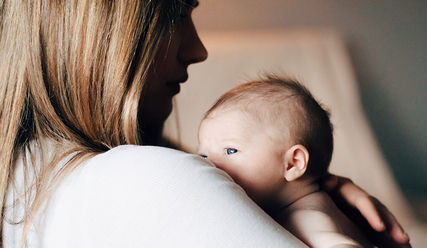 Frau hält Baby auf dem Arm - Copyright: Unsplash
