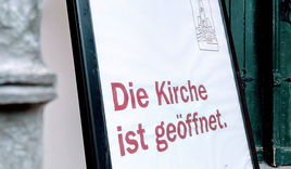 Schild vor Kirchentür - Copyright: © Hagen Grützmacher