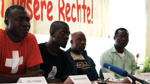 Die Pressekonferenz will auf die Misere der Flüchtlinge aus Libyen in Hamburg aufmerksam machen - Foto: S. Viere, epd - Copyright: Simone Viere, epd