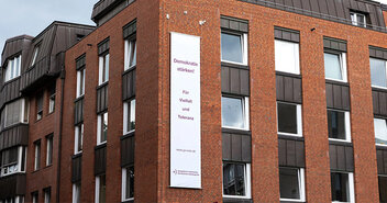 Ein Banner an einer Hauswand mit der Aufschrift: 'Demokratie stärken!' - Copyright: Thomas Krätzig