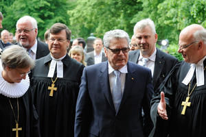 Bundespräsident Joachim Gauck eingerahmt von Bischöfin Fehrs und Bischof Ulrich