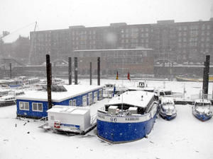 Die Flussschifferkirche liegt am Kai der Sportschiffe im Hamburger Hafen - Copyright: Flussschifferkirche e.V. 