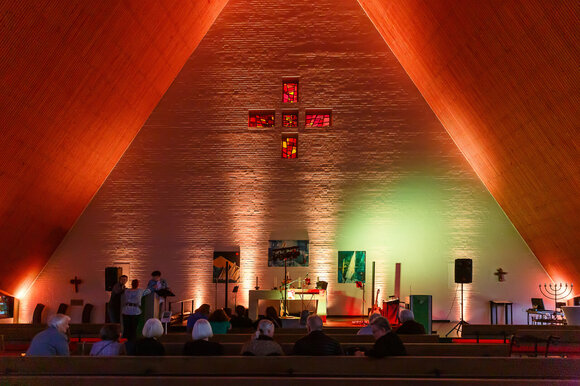 Kirche mit Musik und Lichtshow