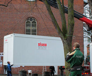 Container an der St. Paulikirche &#150; Foto: Julia Reiss/epd - Copyright: Julia Reiss/epd