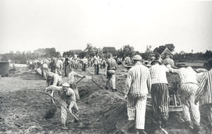 Erd-, Transport- und Bauarbeiten gehörten zu den härtesten Arbeiten der Häftlinge im KZ Neuengamme - Foto: KZ Gedenkstätte Neuengamme - Copyright: (c) KZ-Gedenkstätte Neuengamme