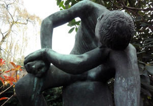 Junge in Trauer - Skulptur auf dem Friedhof Nienstedten - Copyright: Mechthild Klein