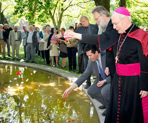 Vertreter der Weltreligionen am Brunnen