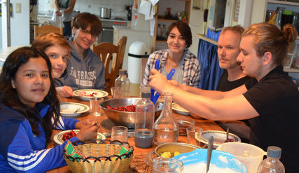 Gemeinsames Abendessen am großen Tisch in der Küche - Copyright: Catharina Volkert/epd (Ausschnitt)