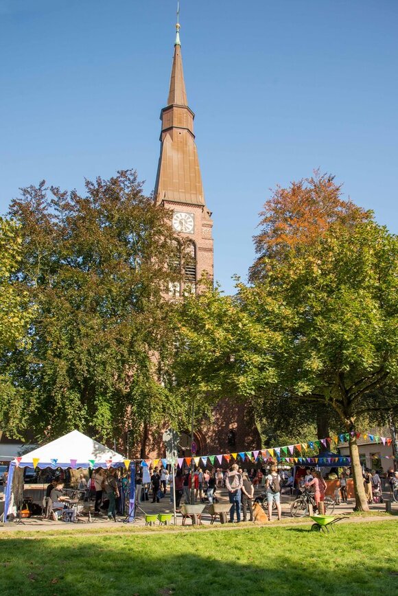 Festwiese mit Kirche