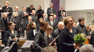 Nach dem Konzert in Blankenese: Applaus für Musiker und Komponisten Benjamin Scheuer (vorne rechts) - Foto: Monika Rulfs) - Copyright: Monika Rulfs