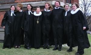 Sturmerprobter Start: Bischöfin Kirsten Fers (4. v. links) mit den Ordinierten, Foto: Nordkirche - Copyright: Nordkirche