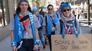 Die himmelblauen Schals zeigen die Losung des Kirchentags: Soviel du brauchst - Copyright: Kirchentag/Schulze