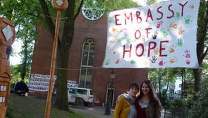 Zeichen der Solidarität: Georgie und Mirjam unterstützen die Flüchtlinge in St. Pauli - Copyright: Mechthild Klein