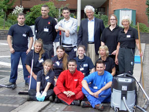 Reinigungsteam nach der Aktion mit Hauptpastor A. Röder - Copyright: Hauptkirche St. Michaelis