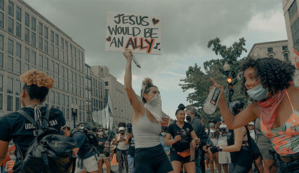 Frauen auf einem Protest der Black-lives-matter-Bewegung in Washington D.C. - Copyright: Clay Banks/Unsplash, Diakonisches Werk Hamburg/Oliver Giel