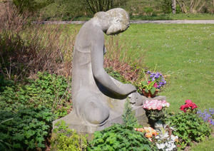 Skulptur Trauernde auf dem Öjendorfer Friedhof. - Copyright: Hamburger Friedhöfe