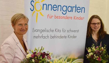 Bischöfin Kirsten Fehrs (links) besucht die Kita Sonnengarten gemeinsam mit Sozialsenatorin Melanie Leonhard - Copyright: Ines Hansla / kirche-hamburg.de