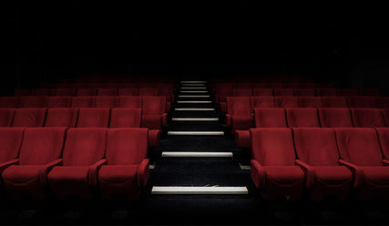 'Licht und Dunkel' lautet das Motto der Filmreihe im Abaton Kino. © Unsplash - Copyright: Unsplash, Felix Mooneeram