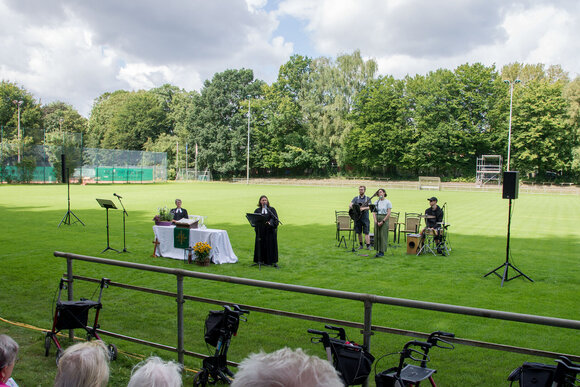 Gottesdienst am 11.08. Ansicht von den Pastores und der Band 