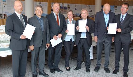 Gemeinsam gegen Wohnungsmangel: Vertreter beider Hamburger Kirchenkreise und der Stadt unterzeichneten die Vereinbarung - Copyright: Magnus Kutz/BSU