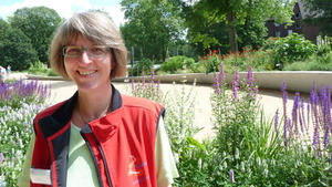 Das Glück liegt im Garten: Pastorin Corinna Peters-Leimbach begleitet Besucher im christlichen Garten auf der igs - Foto: Mechthild Klein - Copyright: Mechthild Klein