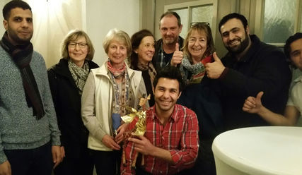 Die Preisträger des Café Refugio mit der 'Goldenen Giraffe', dem Symbol des Eine-Welt-Preises - Copyright: Claudia Ebeling/ZMÖ