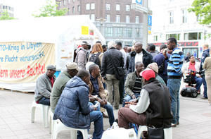 Die Flüchtlinge wissen in Hamburg nicht wohin - die Kirche sucht nach Hilfsmöglichkeiten - Copyright: Thomas Morell, epd