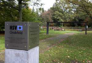 Das HSV-Grabfeld ist bundesweit der erste Friedhof für Mitglieder und Fans - Copyright: Stephan Wallocha, epd-Bild