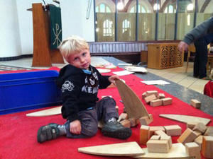 Kinder erkunden die Friedenskirche - Copyright: Annette Reimers-Avenarius