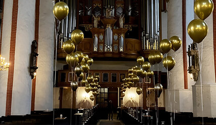 Goldene Ballons sind zum Goldmoment in der Hauptkirche St. Jacobi in Hamburg zu sehen - Copyright: st. moment