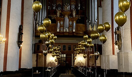 Goldene Ballons sind zum Goldmoment in der Hauptkirche St. Jacobi in Hamburg zu sehen - Copyright: st. moment