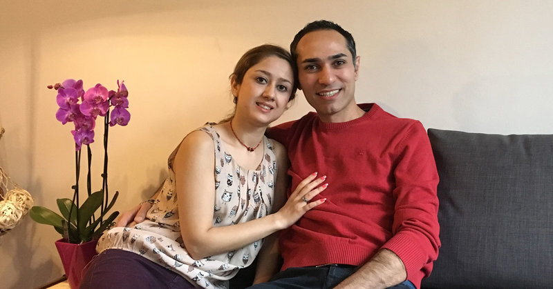 Sie haben ein Zuhause gefunden: Atena und Ali in ihrer neuen Wohnung