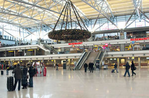 Kaum jemand hat am Flughafen einen Blick für die Adventskränze.