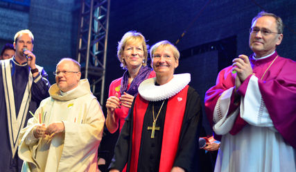 Eröffnung der Nacht der Kirchen auf der NDR-Bühne mit Gospelgesang: Diözesanadministrator Ansgar Thim, Bischöfin Kirsten Fehrs, die 2. Bürgermeisterin Dorothee Stapelfeldt und ACKH-Sprecher Walter Jungbauer (von rechts) - Copyright: Gerhard Prager / NdKH