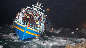 Flüchtlingsschiff havariert vor Lampedusa - Archivbild: Alexander Stein/ Joker, epd - Copyright: Alexander Stein/Joker, epd