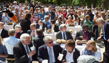 Ministerpräsident Carstensen und Bundespräsident Gauck mit Pastorin Severin-Kaiser, Vertreterin des Arbeitskreises Christlicher Kirchen