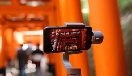 Smartphone im Stativ im Aufnahmemodus - Copyright: Joey Huang/Unsplash