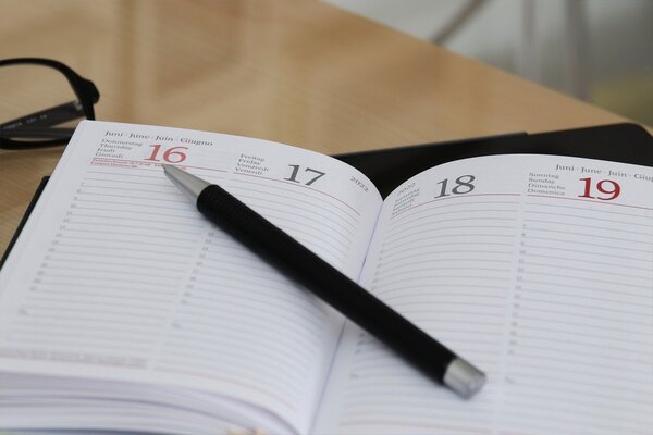 Kalenderbuch mit einem darauf liegenden Stift - Copyright: Bella H, Pixabay