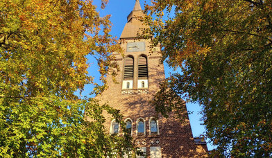 Die Kreuzkirche im Herbst - Copyright: Ulla Grün