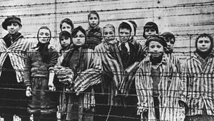 Überlebende Kinder nach der Befreiung im KZ Auschwitz - Foto: akg-Images, epd-Bild - Copyright: akg-Images, epd