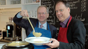 Gerhard Robbers (links) und Andreas Tietze lassen die Lauch-Erdnuss-Suppe testen. Foto: Andreas-M. Petersen. - Copyright: Andreas-M. Petersen