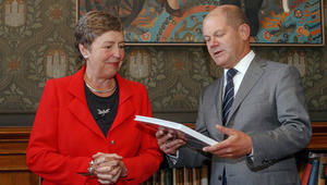 Landespastorin A. Stoltenberg übergibt Bürgermeister Scholz im Rathaus das Fotobuch zur Protestaktion - Foto: Markus Scholz - Copyright: Markus Scholz, Diakonisches Werk Hamburg