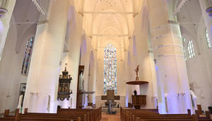 Das Kirchenschiff ist durch eine neue Beleuchtung heller geworden - Copyright: Stephan Wallocha, epd-Bild