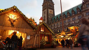 Der traditionelle Weihnachtsmarkt auf dem Hamburger Rathausplatz - Archivbild - Copyright: Mechthild Klein