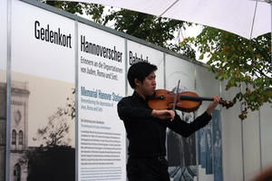 Der Violinist Seungwan Lee spielte zur Eröffnung des Mahnmal-Pavillons Stücke von Paul Hindemith - Copyright: Thomas Morell, epd