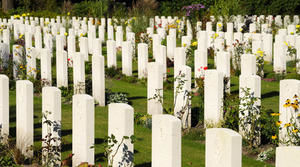 Soldatengräber auf dem Ohlsdorfer Friedhof &#150; Foto: kameraauge/Fotolia.com - Copyright: kameraauge/Fotolia.com