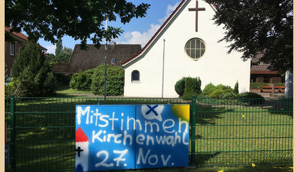Wahlwerbung als Graffiti: Der Aufruf der Kreuzkirche Waldenau in Pinneberg - Copyright: Monika Rulfs