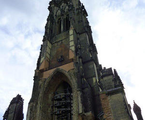 Ein Fahrstuhl fährt in den Turm der St. Nikolai-Kirche - Copyright: Mechthild Klein