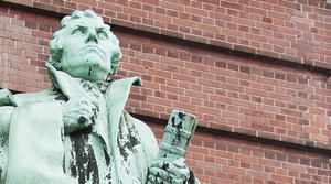 Lutherdenkmal am Hamburger Michel &#150; Foto: bill_17/Fotolia.com - Copyright: bill_17/Fotolia.com